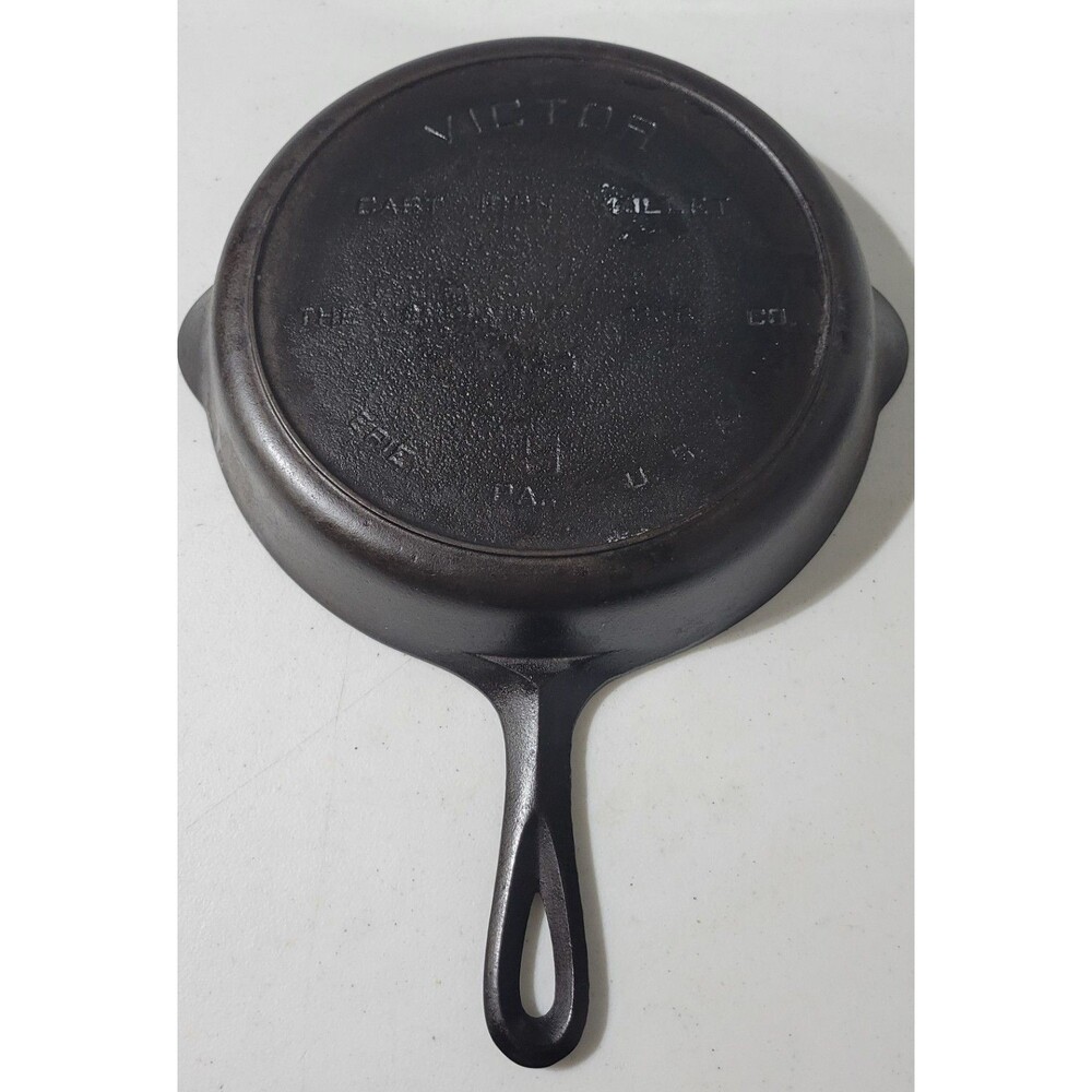 Griswold Victor Cast Iron Skillet #9 Double Spout USA Sits Flat